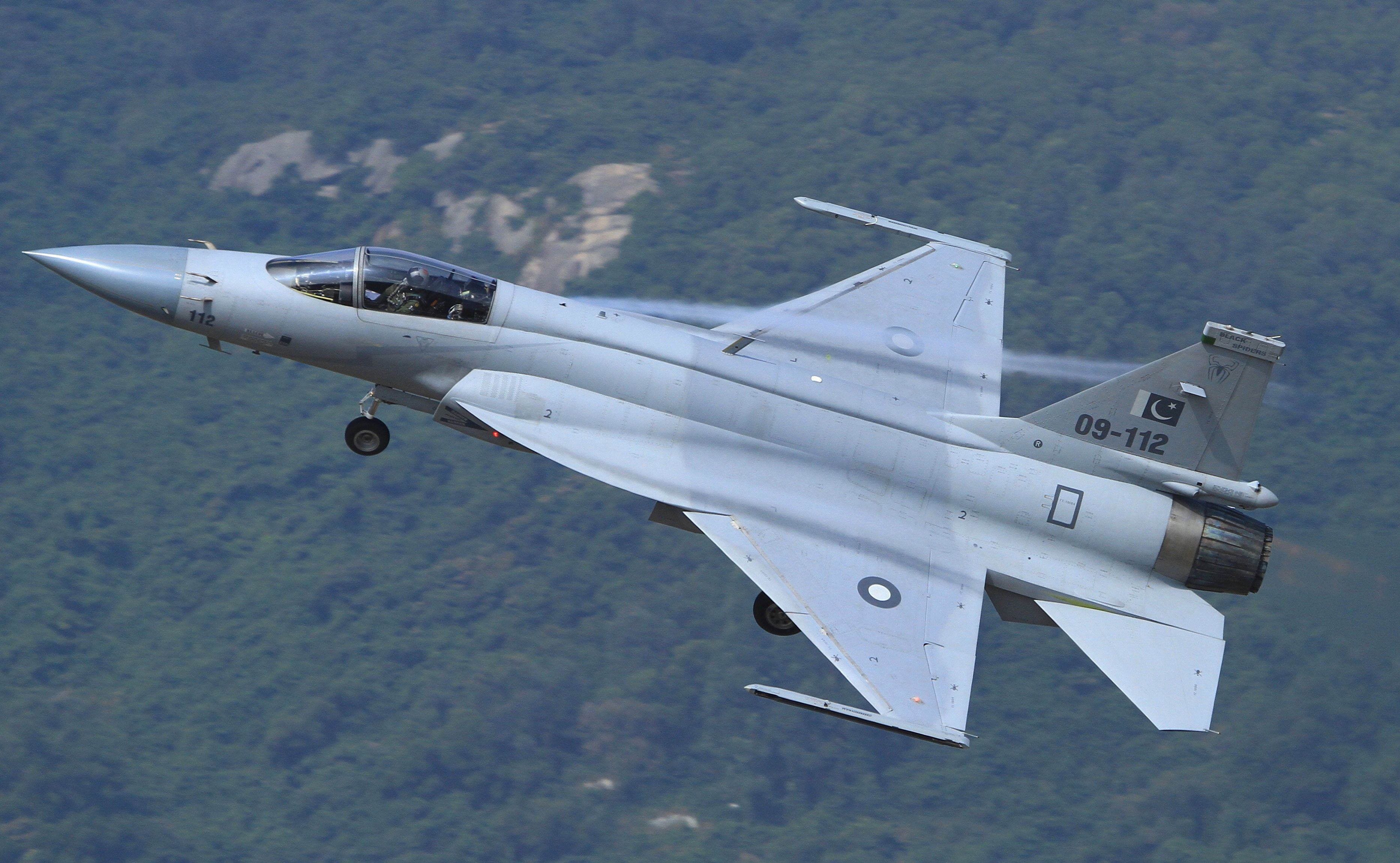 梟龍戰(zhàn)斗機(jī)圖片，展現(xiàn)中國(guó)空軍力量的驕傲，梟龍戰(zhàn)斗機(jī)風(fēng)采，中國(guó)空軍力量的驕傲圖片展示