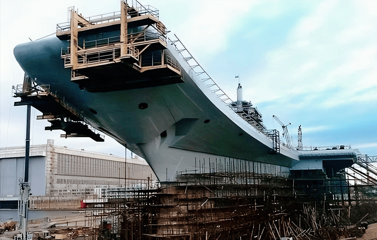 關(guān)于山東航母是否斷成了兩節(jié)的真相探討，山東航母斷成兩節(jié)真相探討，揭秘傳聞背后的真相