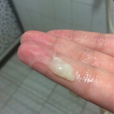 陰部流出來(lái)的液體是什么？全面解析女性分泌物，女性陰部流出液體的全面解析，了解女性分泌物成分與特性